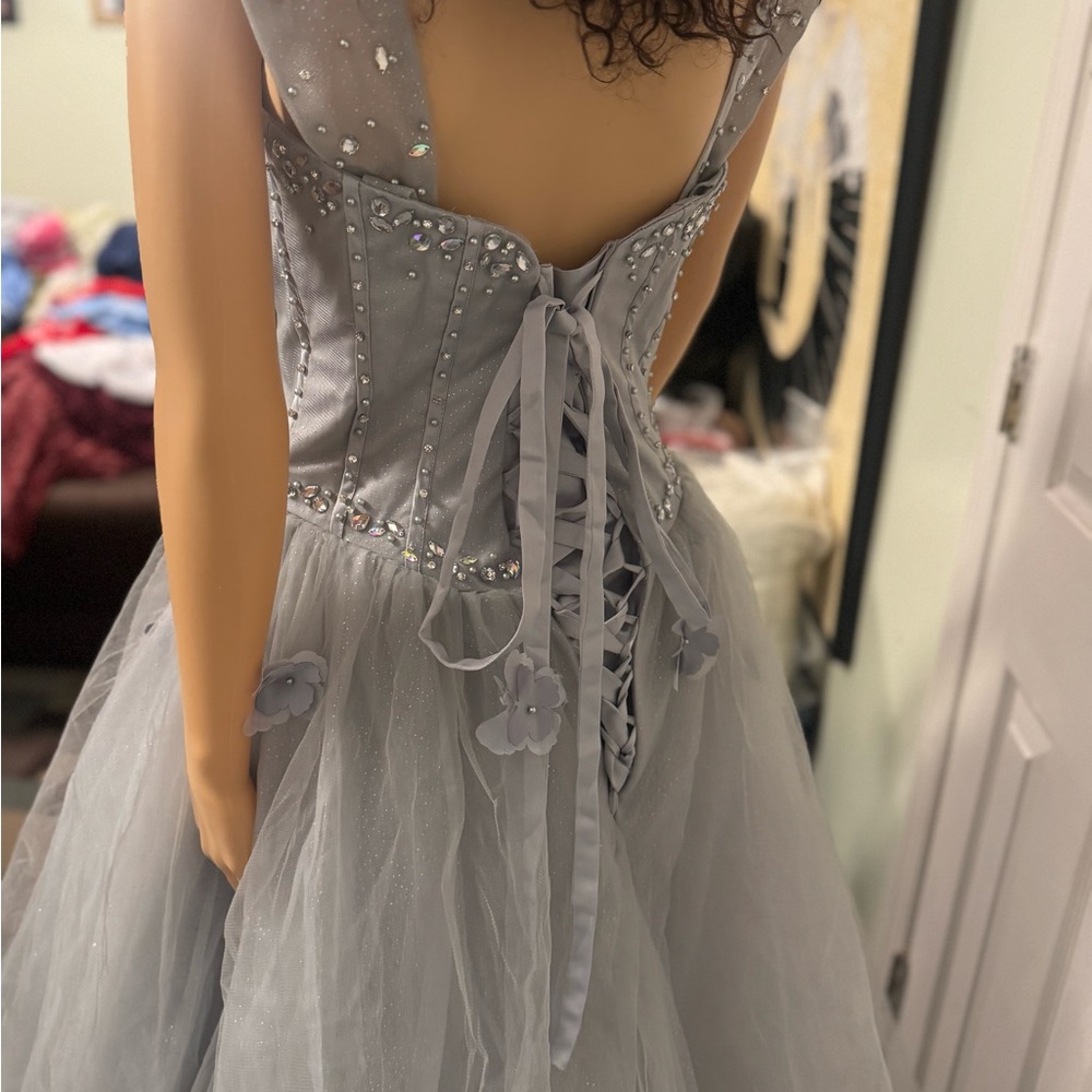 Elegant Gray Gown with Embellishments - Picture 5 of 6